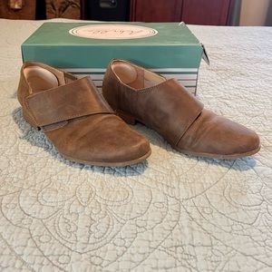 Abella, Mollie slip on shoes, suede. Like new condition! Great looking shoe.